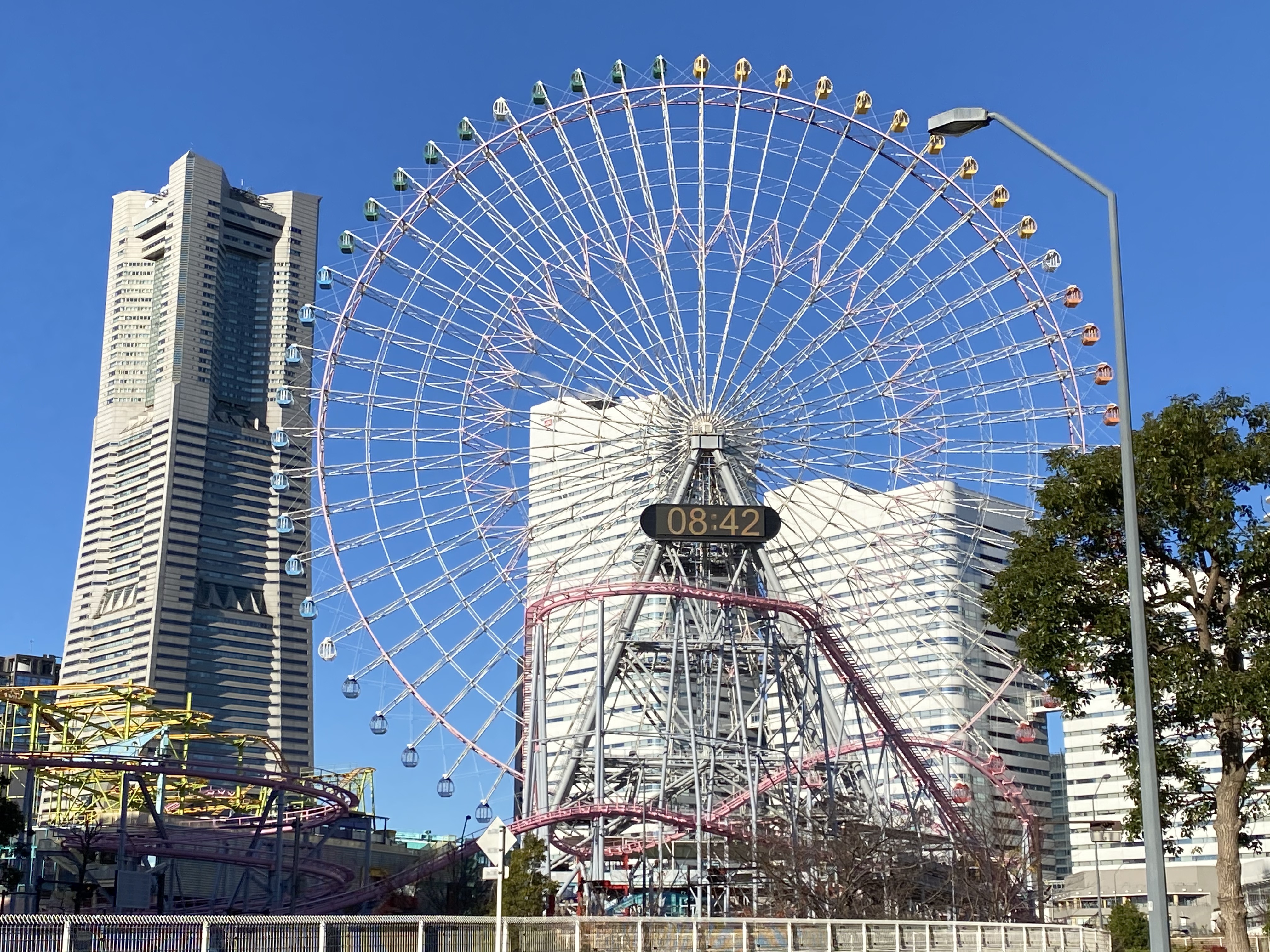 ランドマークタワーを背にした日本一有名(多分)な観覧車コスモクロック